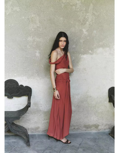Vestido drapeado asimétrico