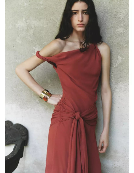 Vestido drapeado asimétrico