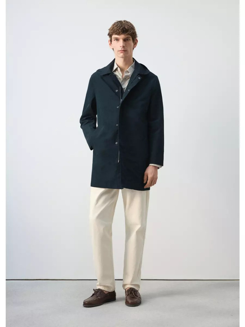 Water-repellent parka with detachable hood
